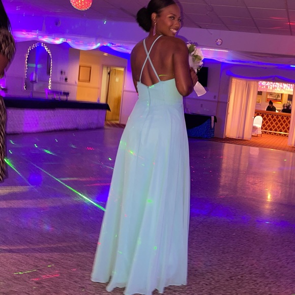 Backless gown - Picture 1 of 12